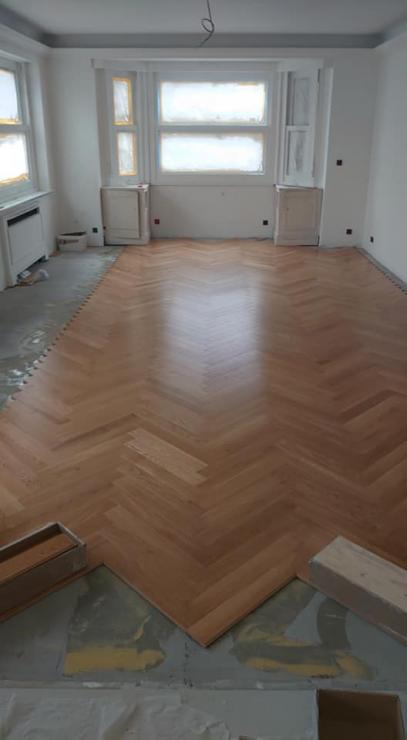 
								                Pose de parquet collé près de Lille